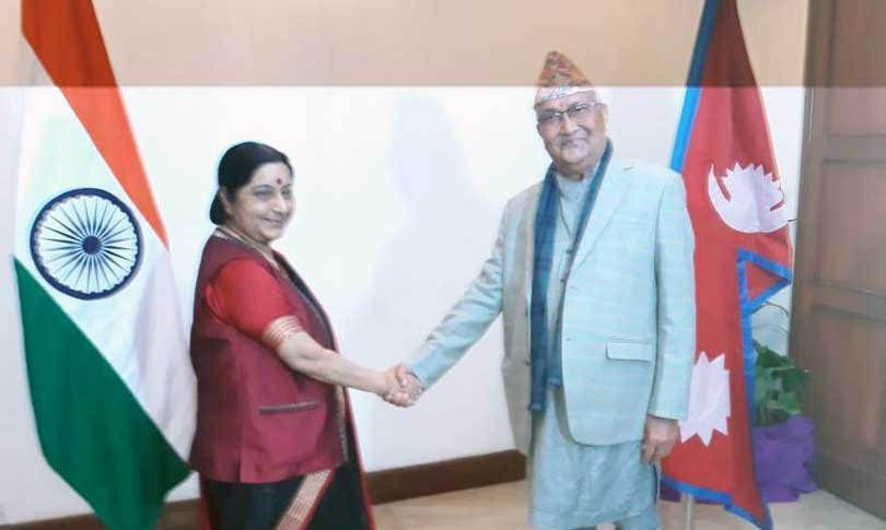 एमाले अध्यक्ष ओली र भारतीय विदेशमन्त्री सुस्मा स्वराजबीच भेटवार्ता